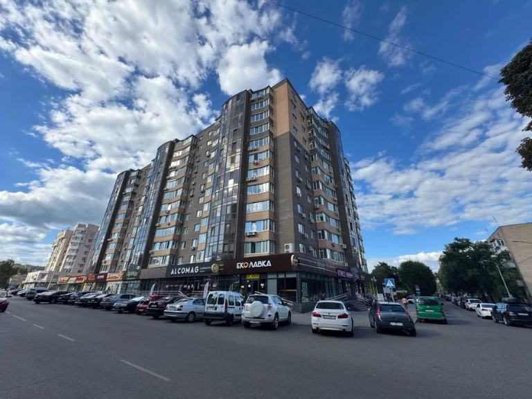 Паркомісце у підземному паркінгу в центрі міста