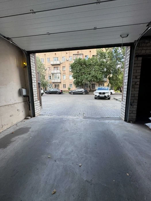Паркомісце у підземному паркінгу в центрі міста