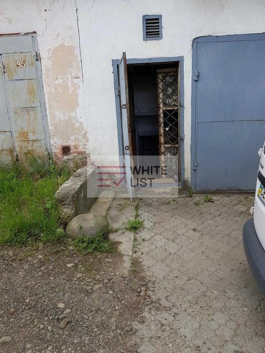 великий гараж  на дві машини, р-н Фастівської лакарні