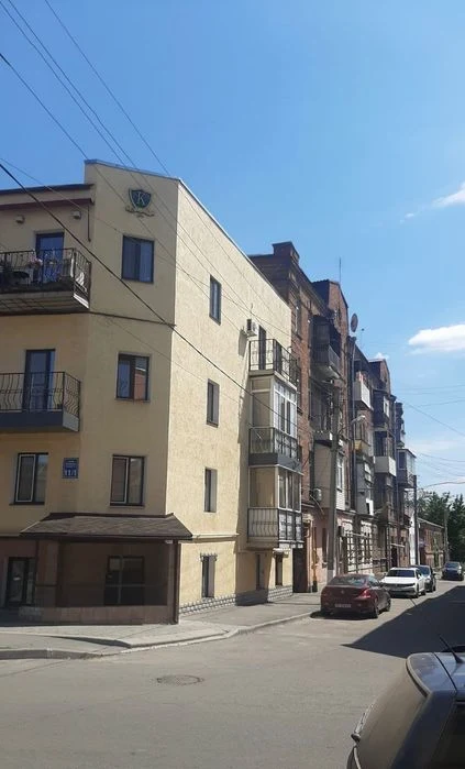D1M I will sell a 3-room apartment in the historic center of the city.
