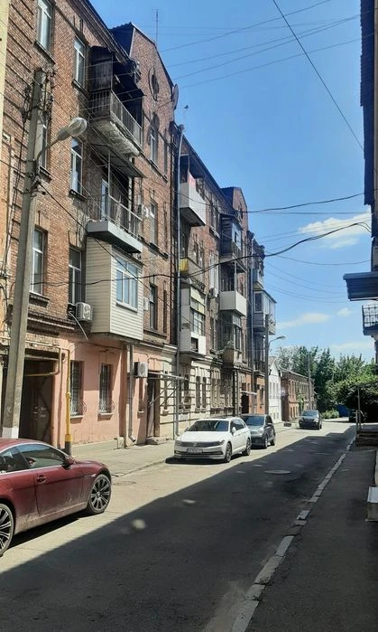 D1M I will sell a 3-room apartment in the historic center of the city.