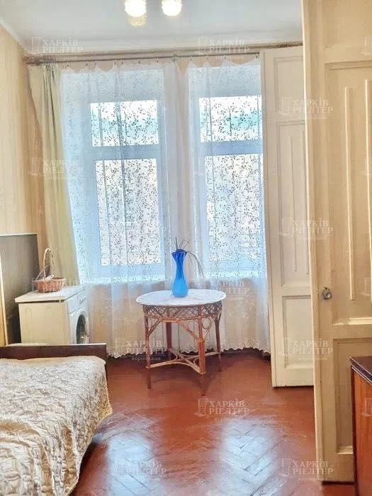 D1M I will sell a 3-room apartment in the historic center of the city.