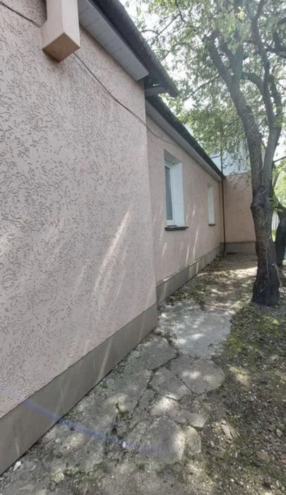 Продаж частини будинку в самому центрі міста. Окремий двір,