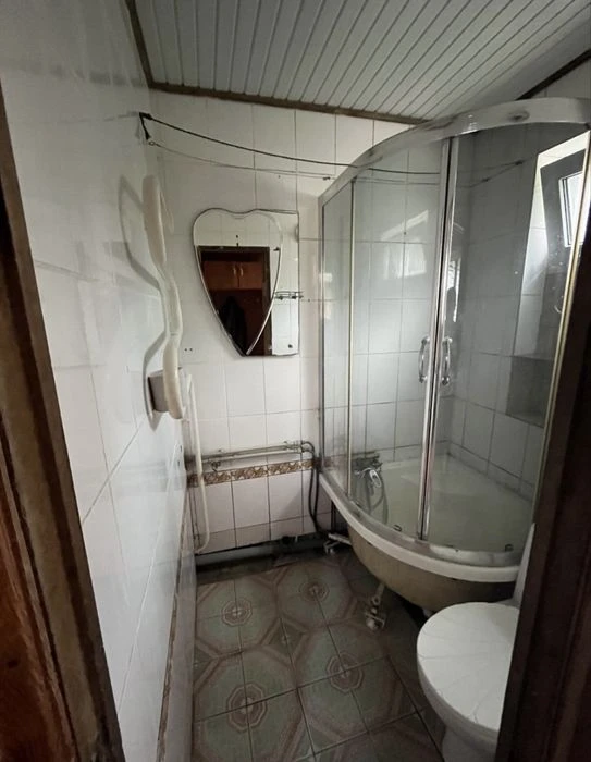 Продаж частини будинку в самому центрі міста. Окремий двір,