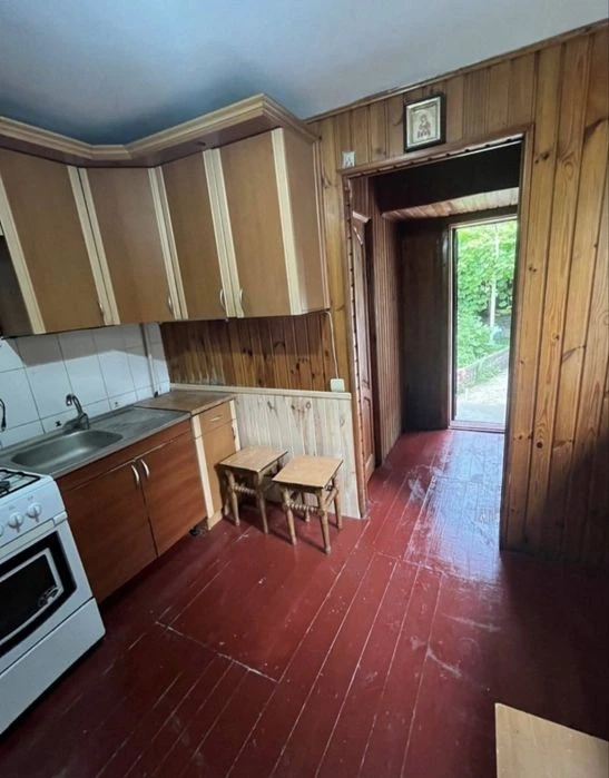 Продаж частини будинку в самому центрі міста. Окремий двір,