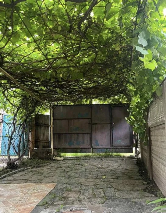 Продаж частини будинку в самому центрі міста. Окремий двір,