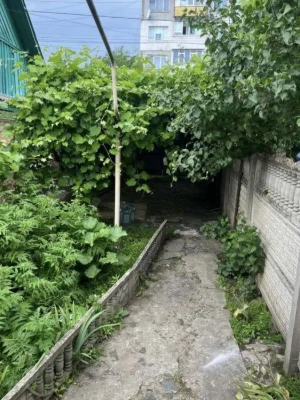 Продаж частини будинку в самому центрі міста. Окремий двір,