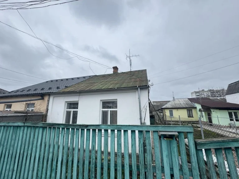 Частина будинку район дастора 2 сотки землі, окремий двір. 2