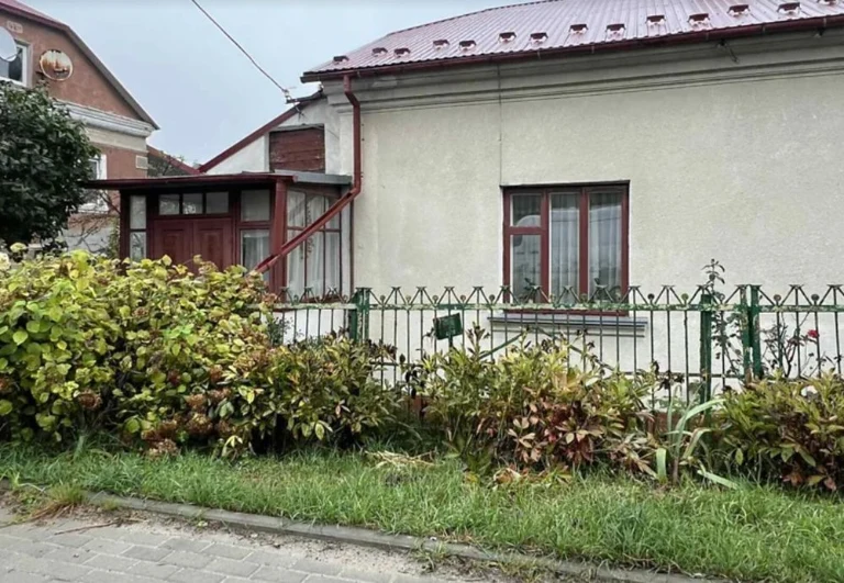 Продаж частини будинку на Дружбі