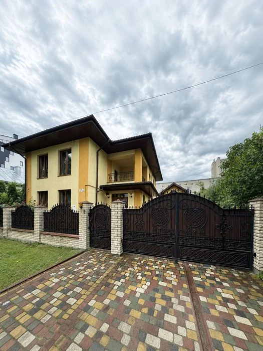 Продаж будинку поряд з парком та озером!