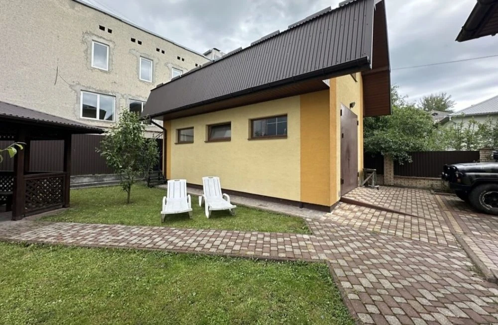 Продаж будинку поряд з парком та озером!