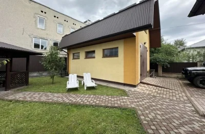 Продаж будинку поряд з парком та озером!