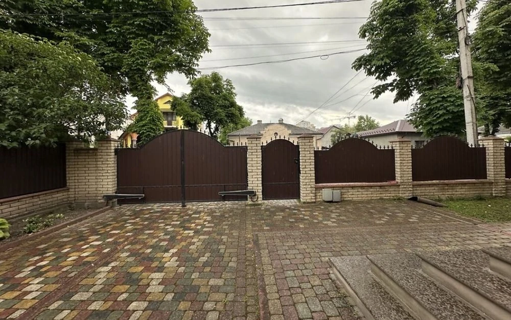 Продаж будинку поряд з парком та озером!