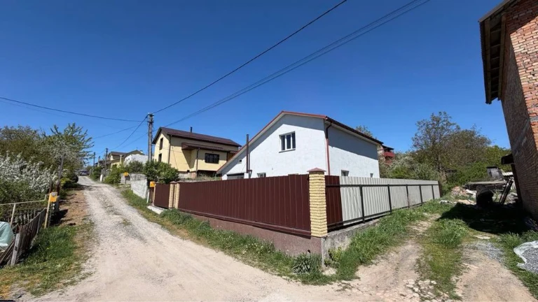 Продаж будинку Клен