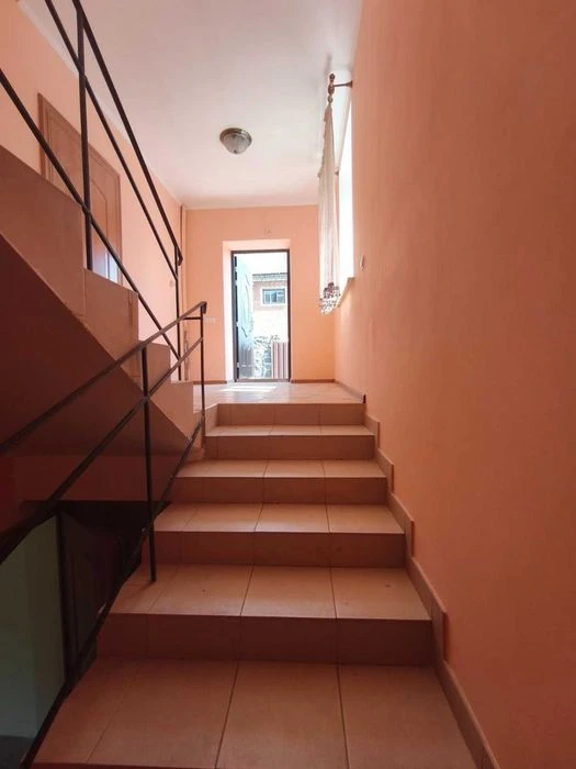 Продаж 3-поверхового будинку з ремонтом | 275 м² | 6 соток |