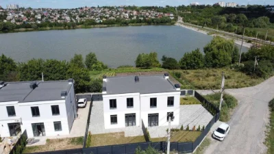Продаж будинку (дуплекс) біля озера