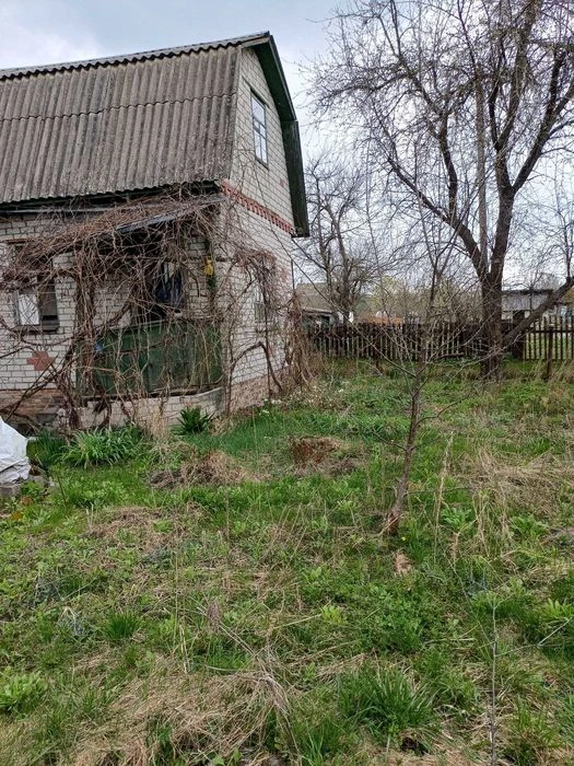 Продається двоповерхова цегляна дача в ст «Вікторія» з можли