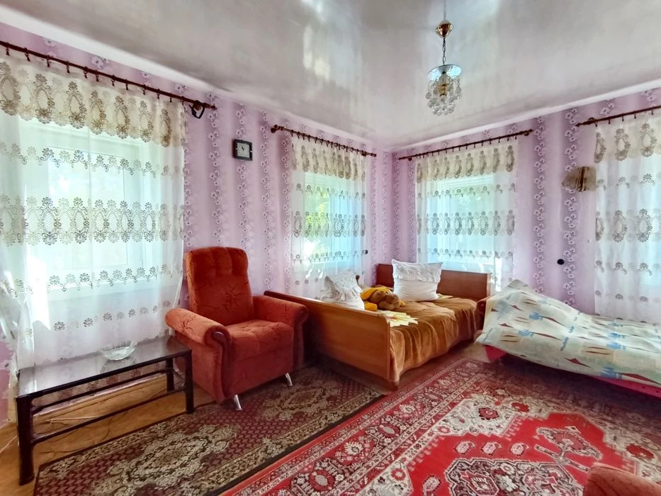 Продаж будинку для життя та відпочинку