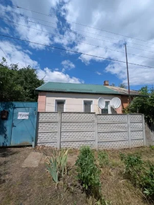 Продам  половину дома  с  баней на Сортировке.Свой двор.Заез