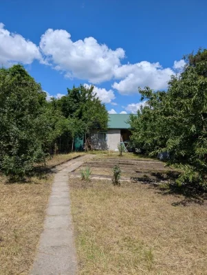 Продам  половину дома  с  баней на Сортировке.Свой двор.Заез