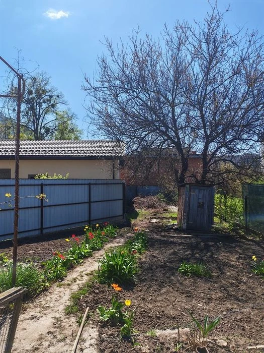 Продам півбудинку в центральній частині міста з окремою адре