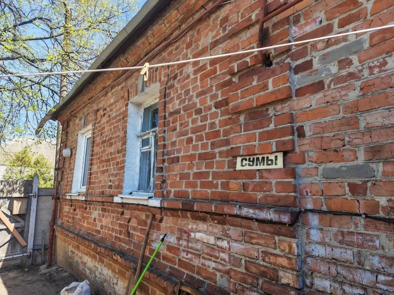 Продам півбудинку в центральній частині міста з окремою адре