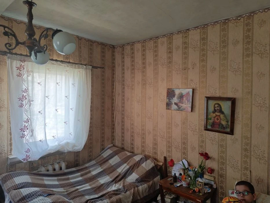 Продам півбудинку в центральній частині міста з окремою адре