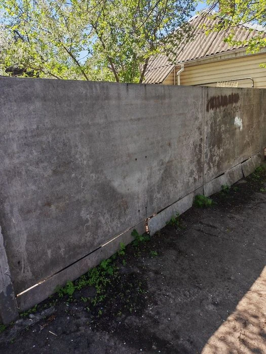 Продам півбудинку в центральній частині міста з окремою адре
