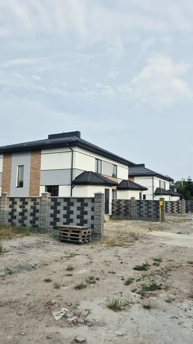 Продам котеджі в Рівному з міськими комунікаціями!!