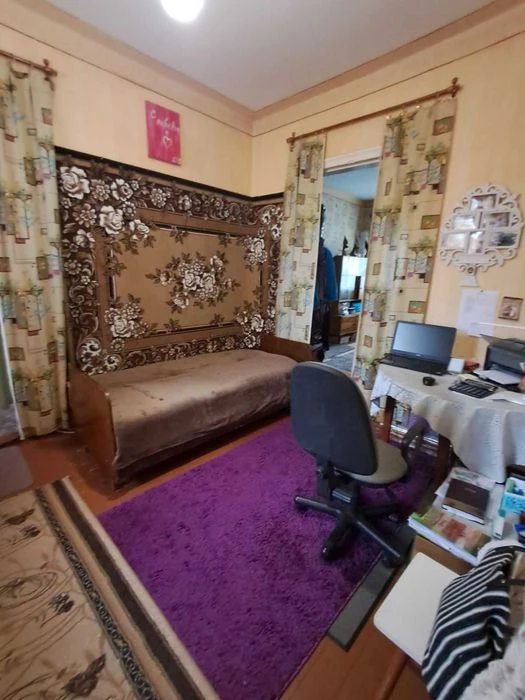 Продам 4-х комнатный дом, Земли 6  соток,  гараж. Победа-6