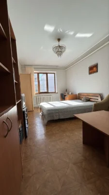 Проспект Небесної Сотні - Левітана, у центрі Таїрова, Київсь