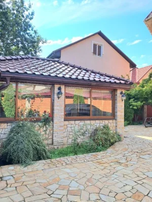 Современный дом на Чубаевке / ГОС.АКТ и  СПС