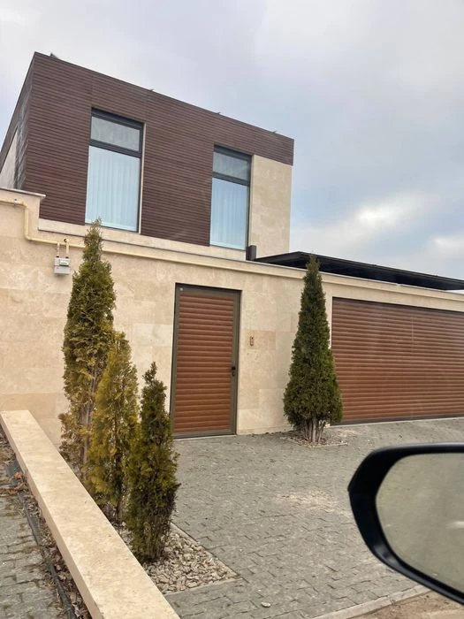 House on 16 fountains. Red brick and travertine. Plot -3 sq.