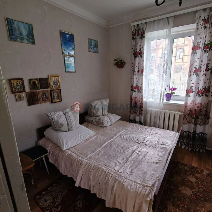 House for sale at 74 P. Chubynskoho Street.