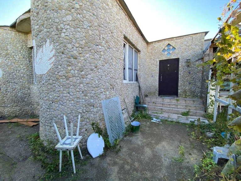 A plot of 8 acres of land with dilapidated buildings in Cheremushki / House
