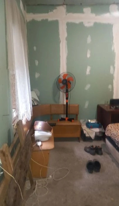 I will sell a part of the house Right Bank