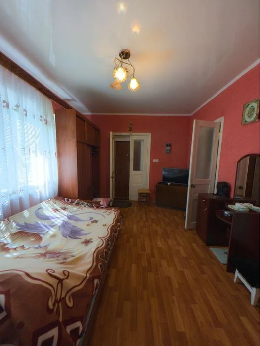 Sale of a solid house on 30 acres