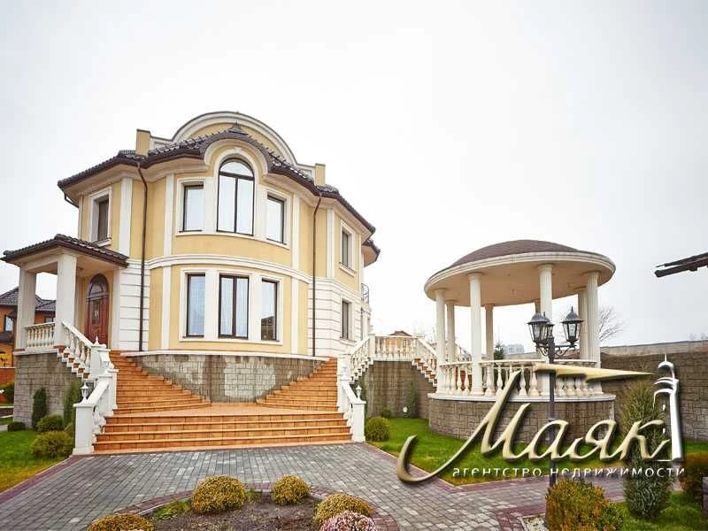 House with a view of the Dnieper.