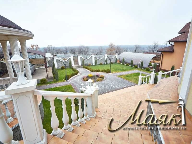 House with a view of the Dnieper.