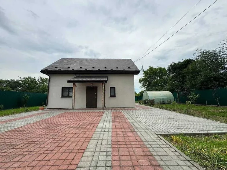 Продається  будинок в місті з насадженнями фруктових дерев,к