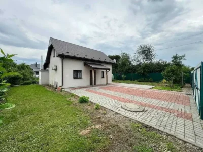 Продається  будинок в місті з насадженнями фруктових дерев,к