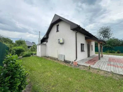Продається  будинок в місті з насадженнями фруктових дерев,к
