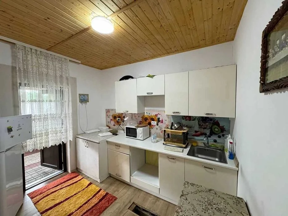 Продається  будинок в місті з насадженнями фруктових дерев,к