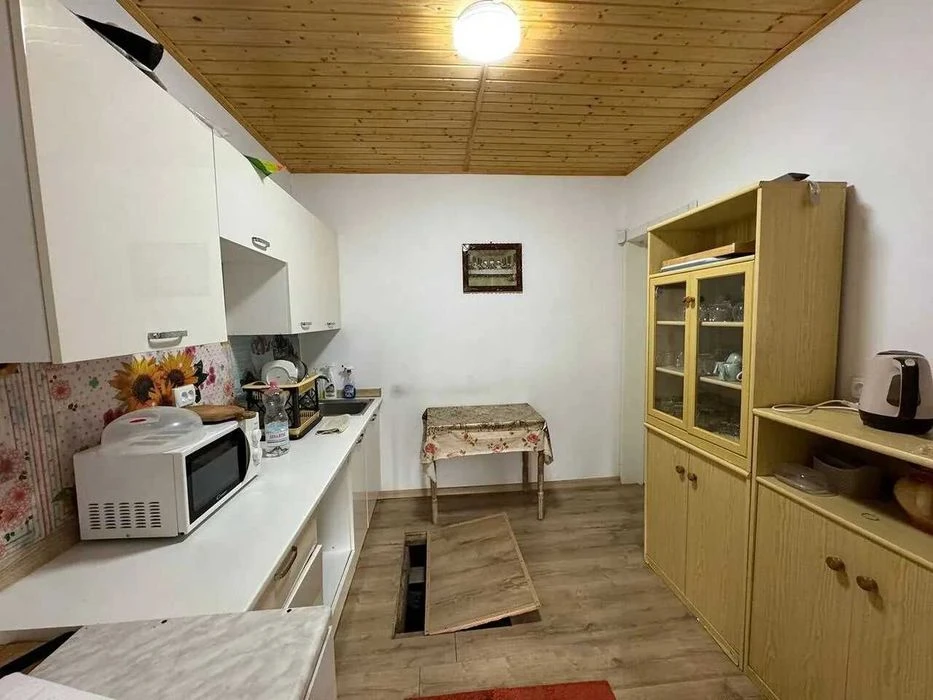 Продається  будинок в місті з насадженнями фруктових дерев,к