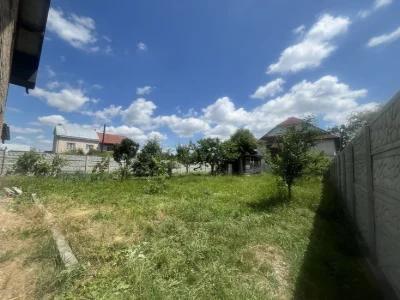 Будинок з велик.ділянкою,всі комунікац.не далеко Велмарту.