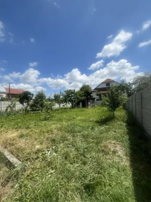 Будинок з велик.ділянкою,всі комунікац.не далеко Велмарту.