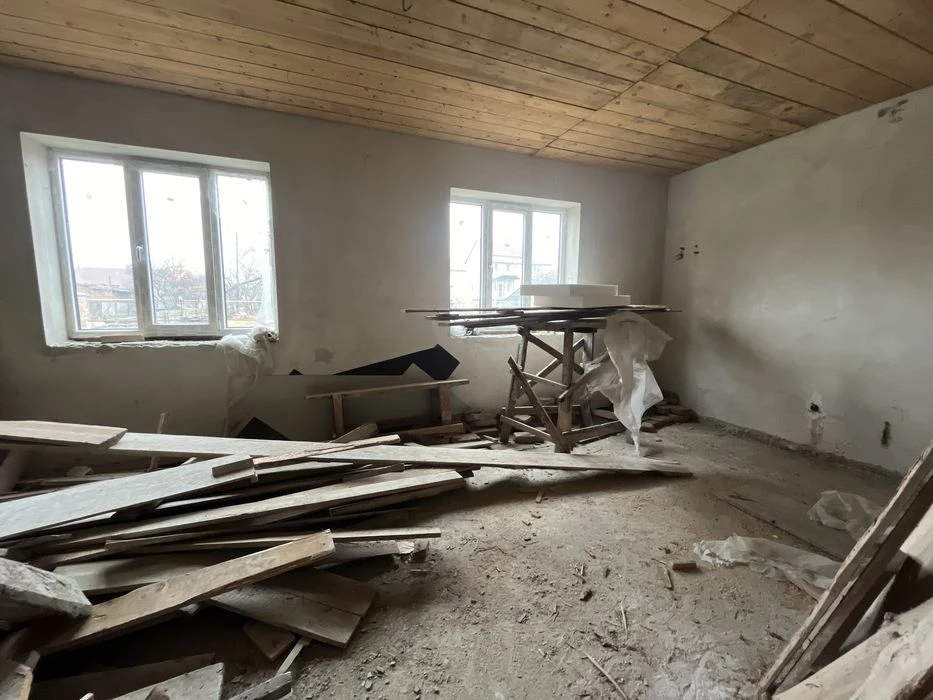 Будинок з велик.ділянкою,всі комунікац.не далеко Велмарту.