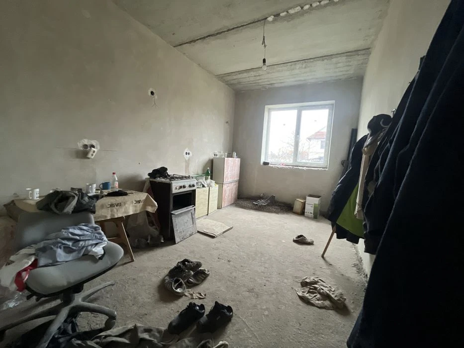 Будинок з велик.ділянкою,всі комунікац.не далеко Велмарту.