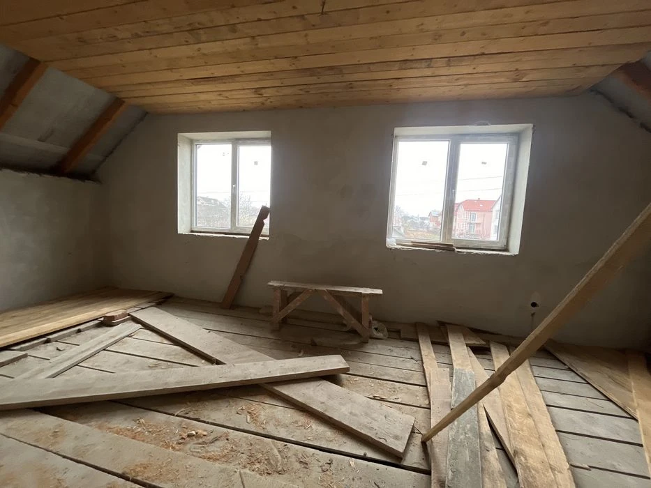 Будинок з велик.ділянкою,всі комунікац.не далеко Велмарту.