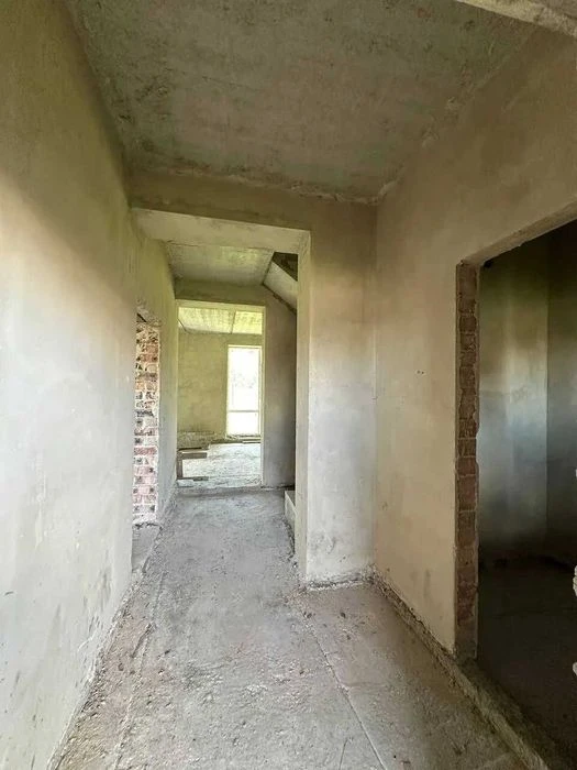 Продається готовий до ремонту таунхаус, асфальтований заізд,